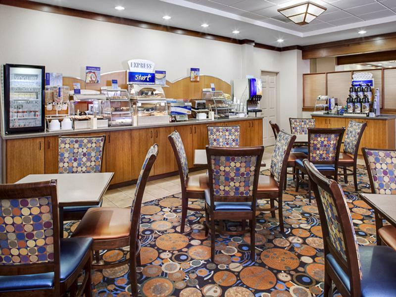 Holiday Inn Express Hotel & Suites Coralville By Ihg Eksteriør billede